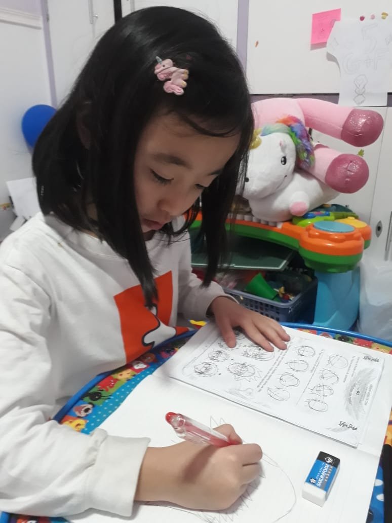 Criança desenhando mangá em aula Kodomo — Escola de Mangá Japan Sunset
