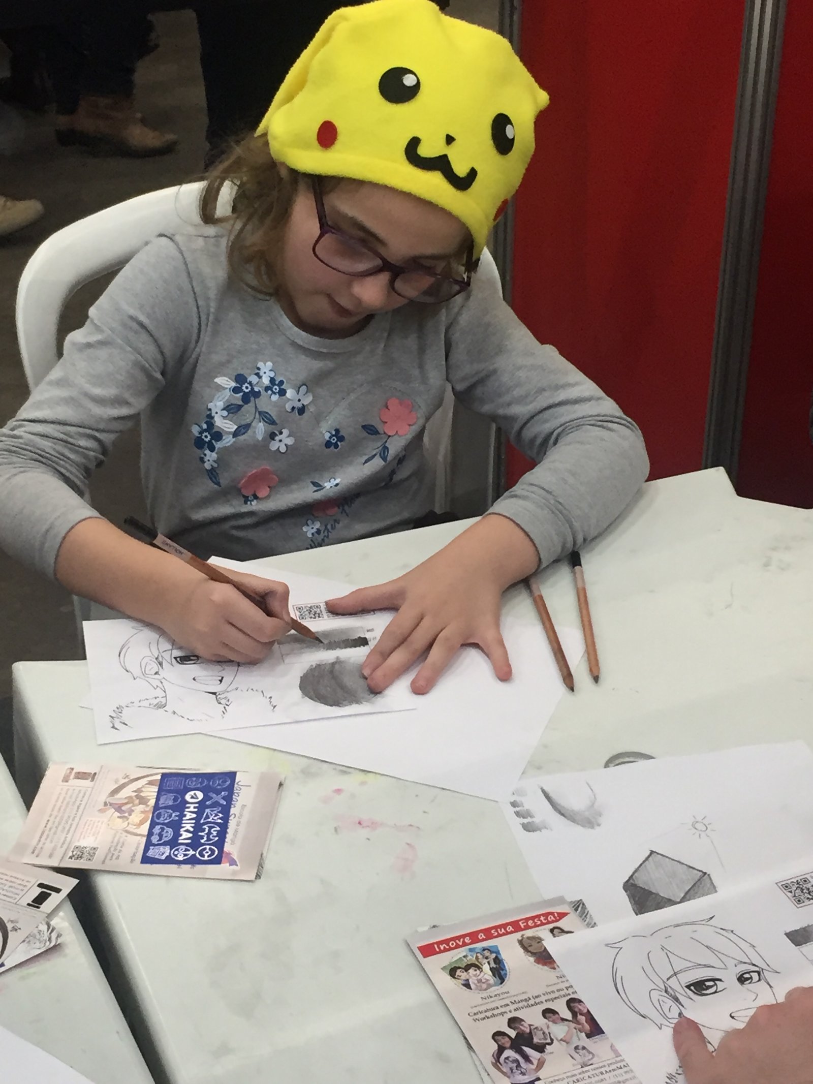 Criança desenhando mangá em aula Kodomo — Escola de Mangá Japan Sunset